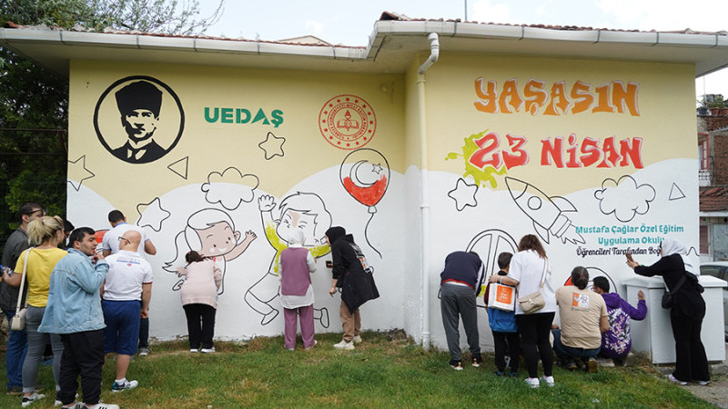 23 Nisan’da trafo duvarını tuvale çevirdiler