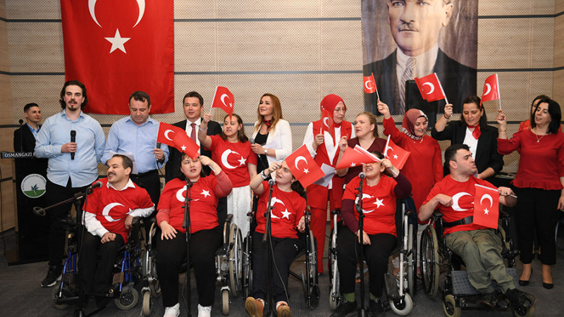 Başkan Aydın engelsiz koroya eşlik etti