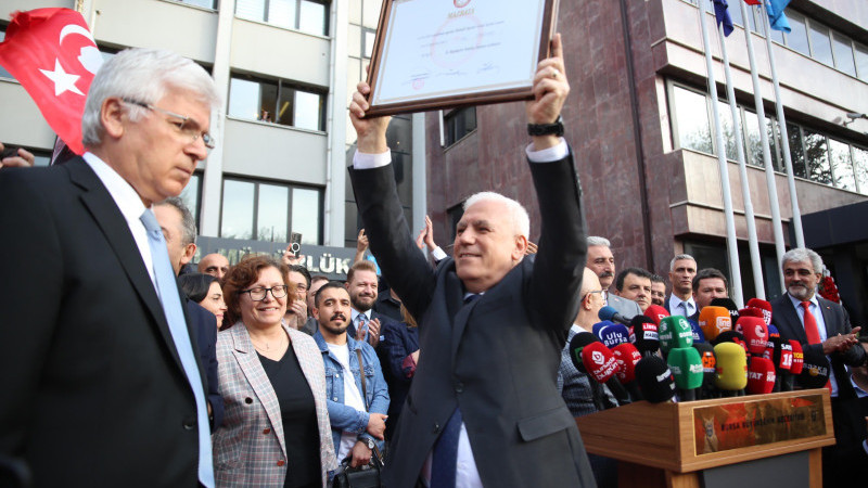 Başkan Bozbey, mazbata teslimiyle mesaiye başladı