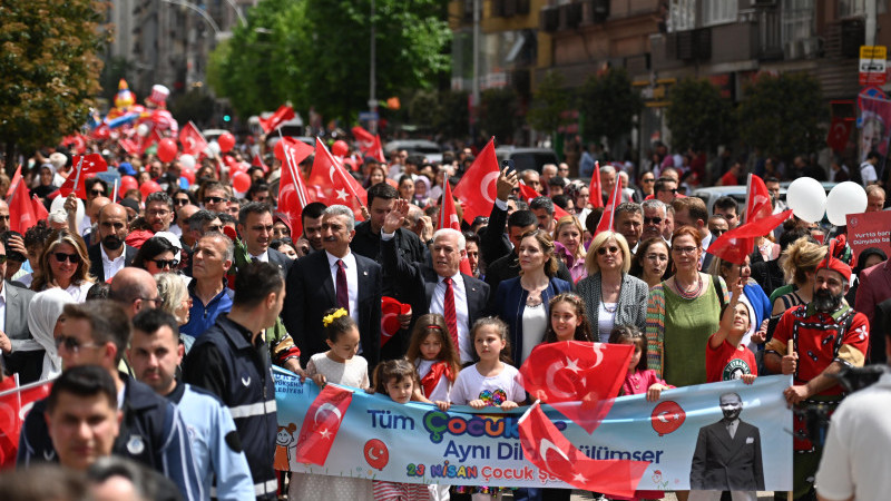 Bursa’da 23 Nisan coşkusu kentin dört bir yanını sardı