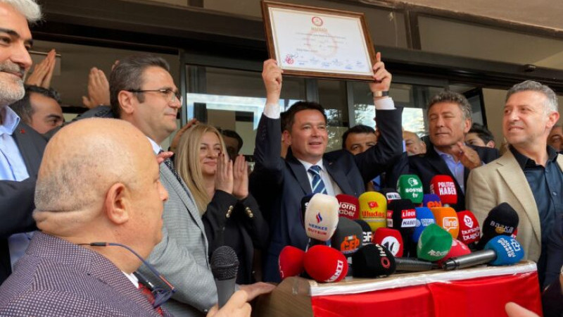 Erkan Aydın mazbatasını aldı