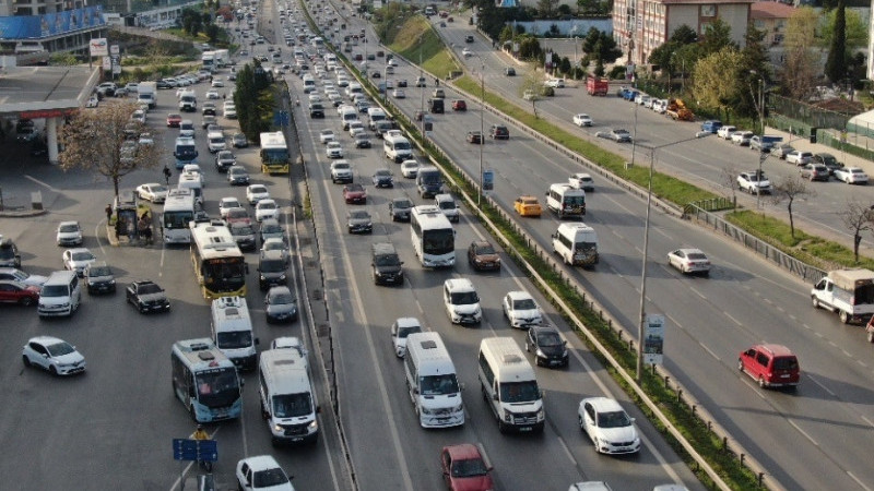 İstanbul'da bayram yoğunluğu: Trafikte uzun kuyruklar oluştu