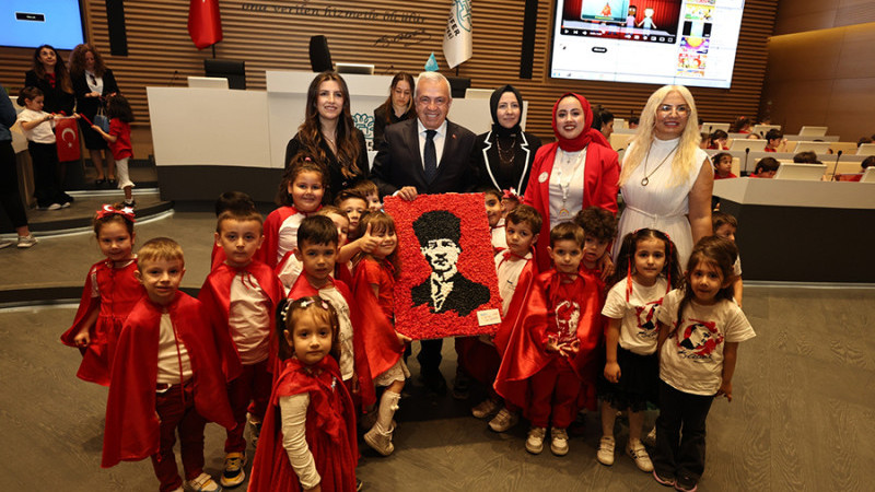 Minikler bayram coşkusunu Başkan Özdemir ile paylaştı