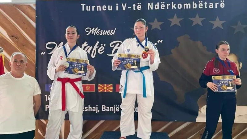 Nilüferli karateciler madalyalarla döndü