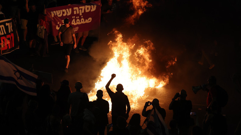 Tel Aviv’de Gazze’deki esirlerin aileleri ve destekçileri sokağa indi