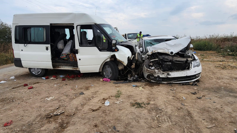 Tarım işçilerini taşıyan araç ile otomobil çarpıştı