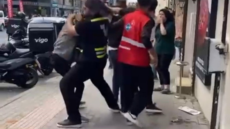 Bursa'da kuryelerin sopalı yumruklu kavgası kamerada