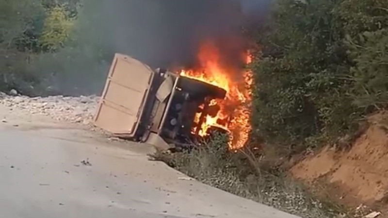Devrilen kamyon alev alev yandı