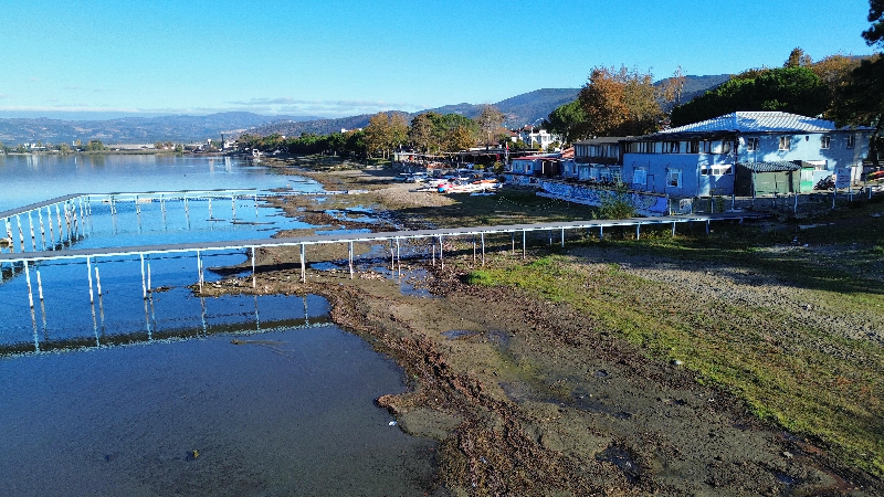 İznik Gölü'nün en büyük iskelesi de karaya oturdu