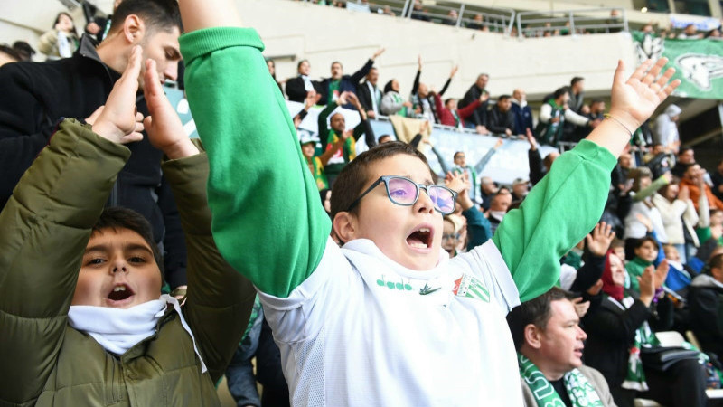 Başkan Aydın, Osmangazili çocuklara Bursaspor sevgisi aşılıyor