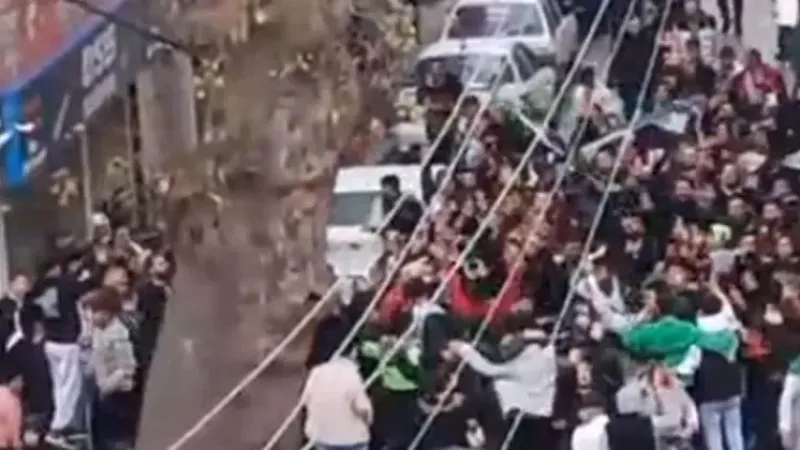 Bursa’daki Suriyeliler sokağa indi! Esad rejiminin çöküşünü böyle kutladı