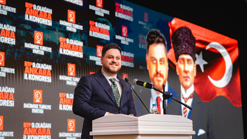 BTP Lideri partililerle birlikte İzmir Marşı’nı okudu