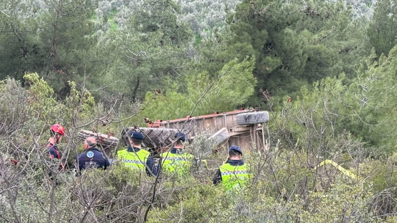 Bursa'da traktör şarampole uçtu! Karı kocayı kaza ayırdı...