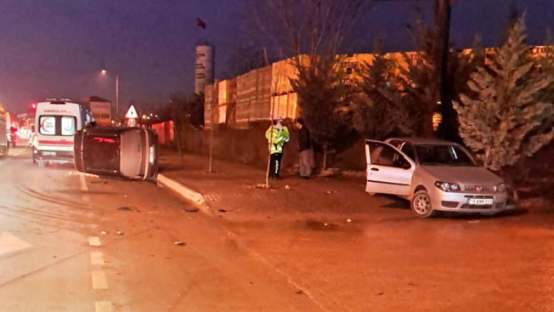 Bursa'da araca çarptı yan yattı!