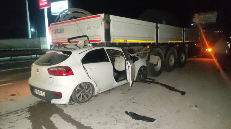 Bursa'da korkunç kaza! Otomobil tırın altına girdi