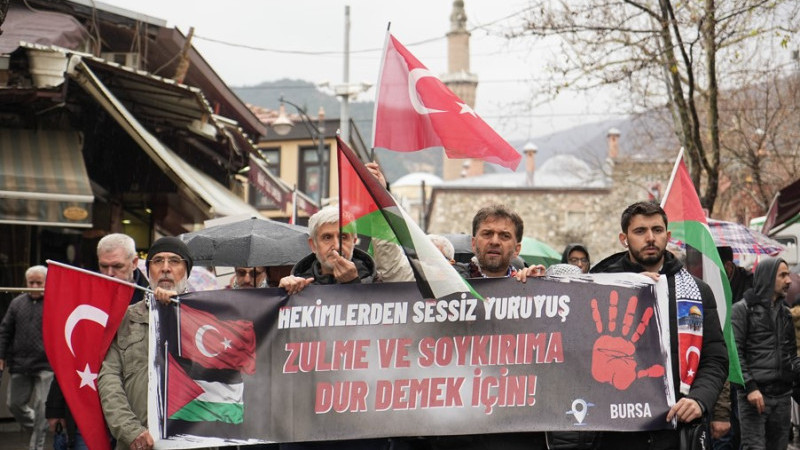 Bursa'da sağlıkçılar Gazze için yürüdü!
