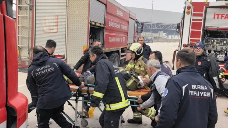 Bursa'da yangına müdahale eden itfaiye eri yaralandı