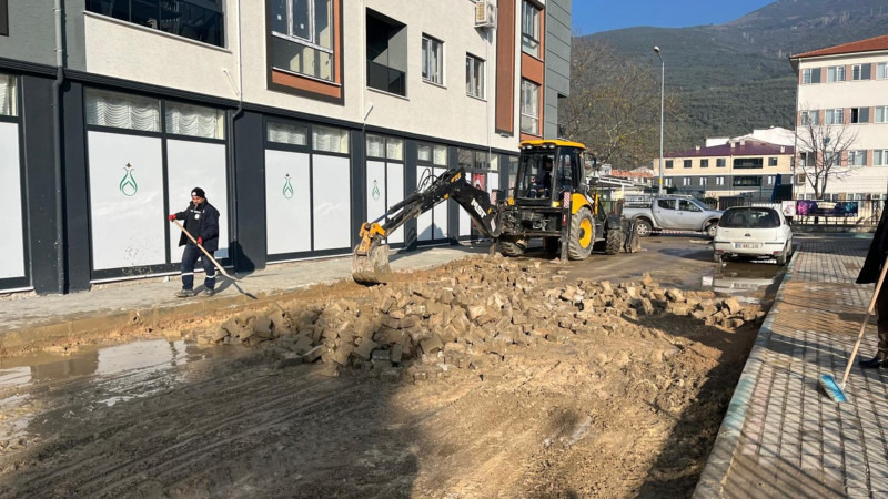 Gemlik Belediyesi'nden asfalt ve kaldırım atağı