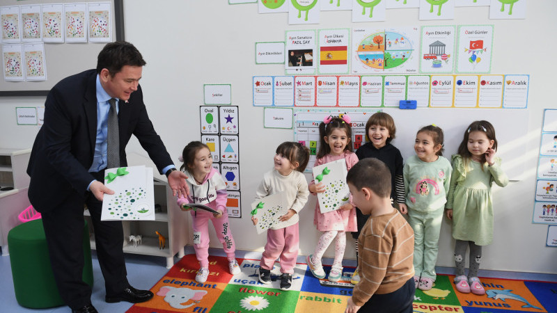 Başkan Aydın miniklerin karne heyecanına ortak oldu