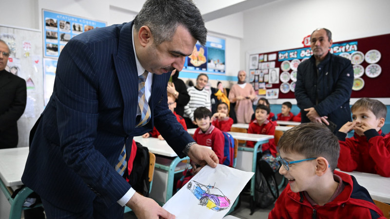 Başkan Yılmaz öğrencilerin karne heyecanına ortak oldu