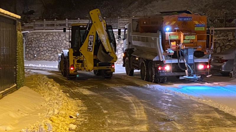 Nilüfer’de ekipler karla mücadele için görev başında