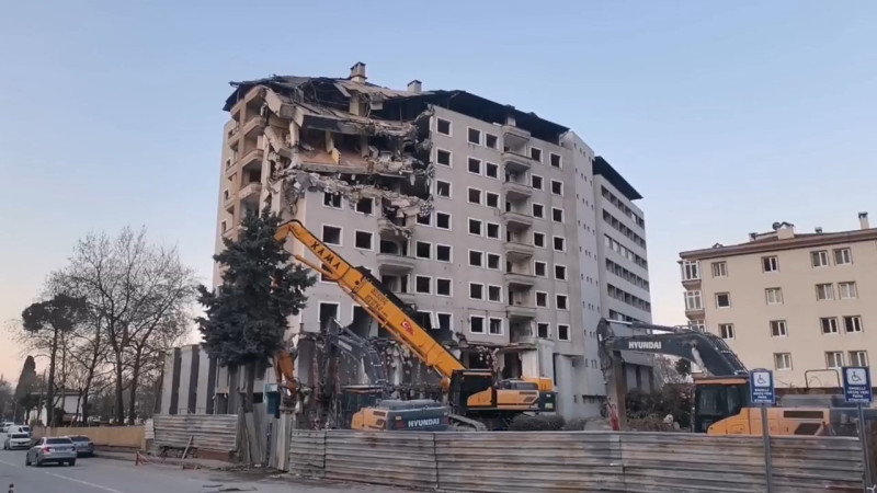 Bursa'da 11 katlı bina böyle yıkıldı!