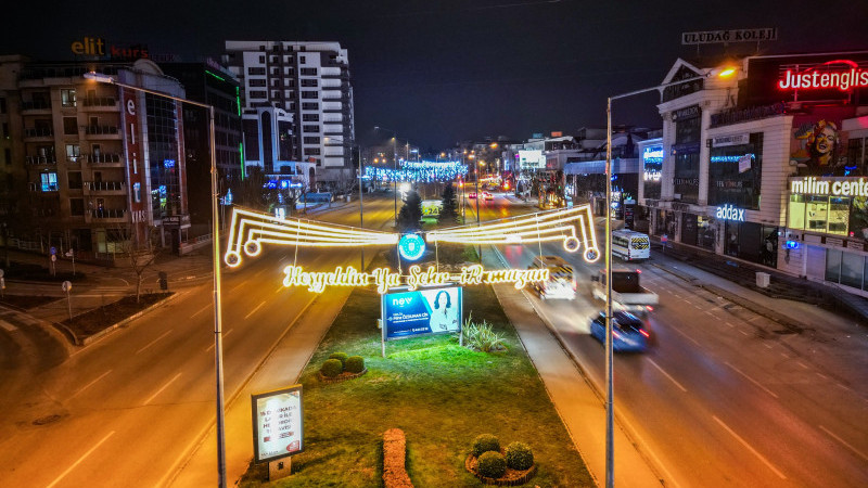 Bursa caddeleri ‘Ramazan’ için süslendi