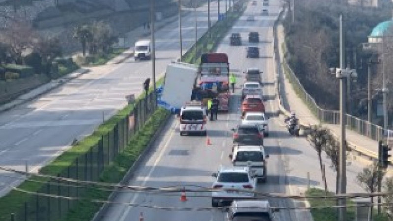 Gemlik'te tırın üzerindeki makine yola devrildi