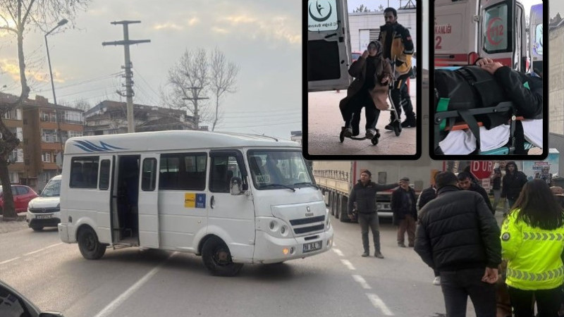 Minibüs ile çarpışan motosikletteki çift hastanelik oldu