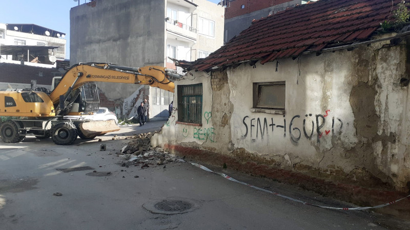 Osmangazi’de metruk bina temizliği 