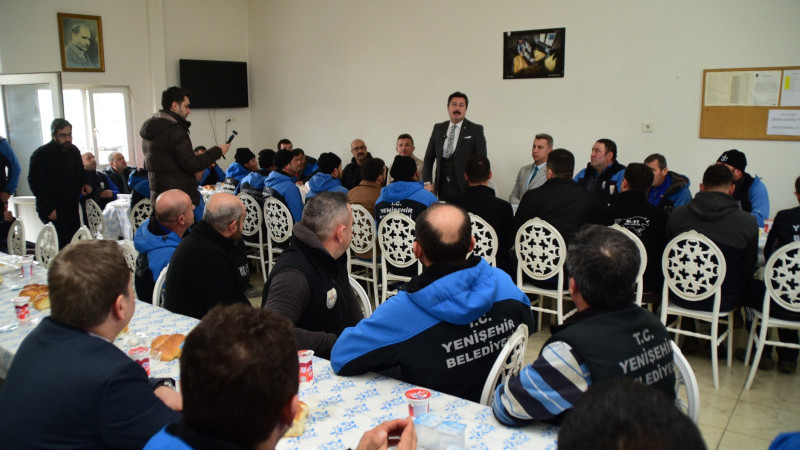 Başkan Özel, temizlik işçilerinin sofrasına misafir oldu