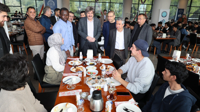 BUÜ’lü uluslararası öğrenciler bayramı hocalarıyla kutladı