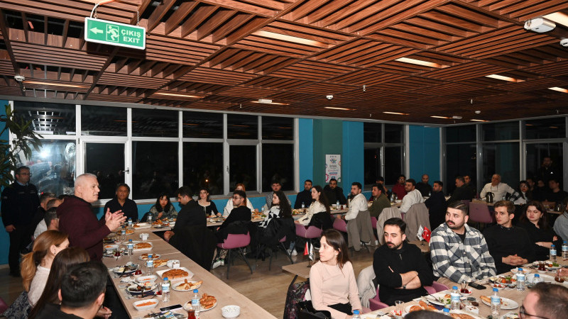 Başkan Bozbey, sahuru gençlerle yaptı
