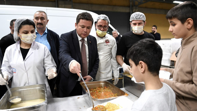 Başkan Aydın bin kişiyle aynı anda iftar açtı