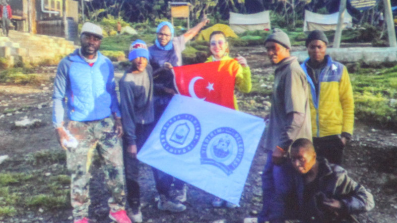 Bursalı mimar dağcı  Zehra Sönmez 55'nci tırmanışını Tanzaya'da yaptı