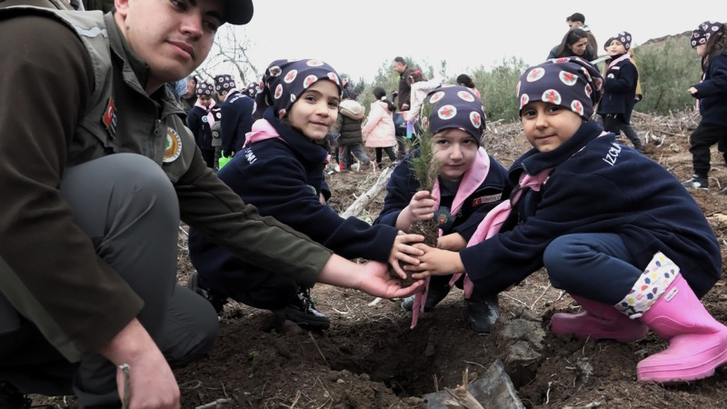 Minik elleriyle fidanları toprakla buluşturdular