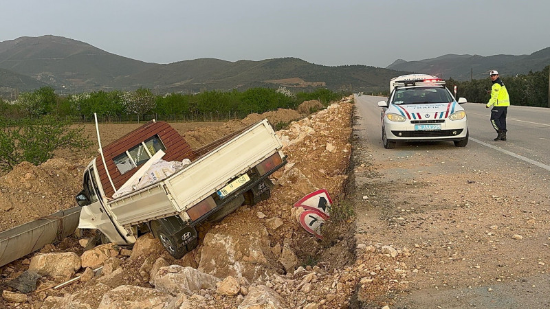 Bursa'da kamyonet şarampole uçtu!