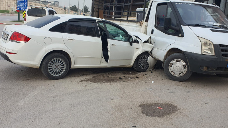 Bursa'da otomobil kamyonete çarptı: 1 yaralı