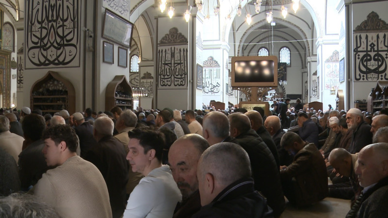 Ramazanın son cumasında Ulucami doldu taştı