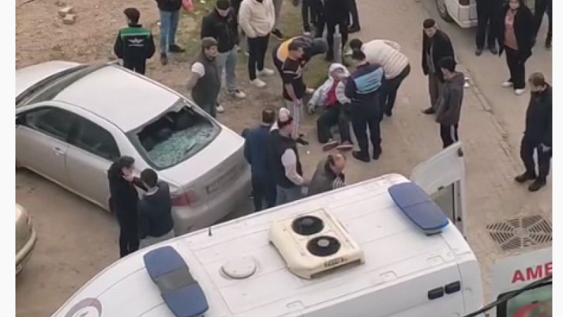 Bursa'da motosiklet park halindeki iki otomobile çarptı