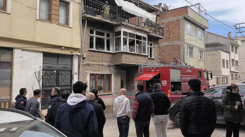 İnegöl'de 2 katlı ev alevlere teslim oldu