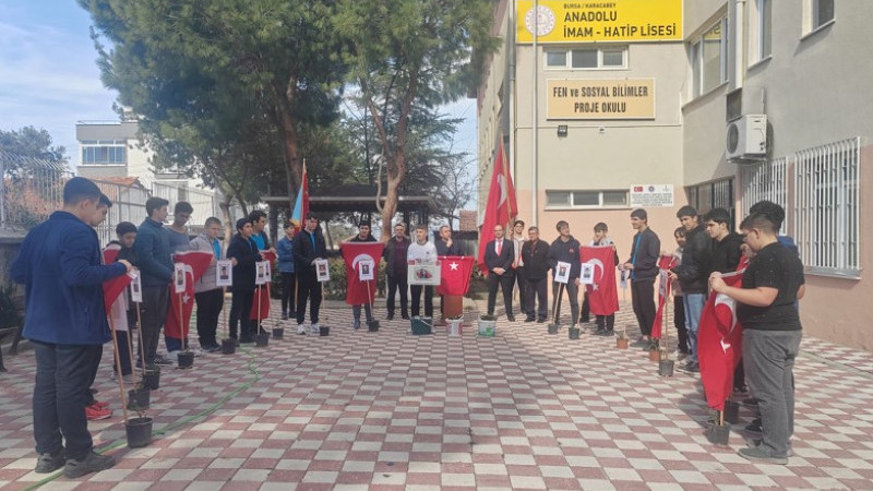 Bursalı öğrenciler gül fidanlarını toprakla buluşturdu