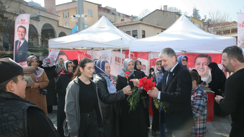 Saadet Bursalı kadınlar 8 Mart’ta karanfil dağıttı