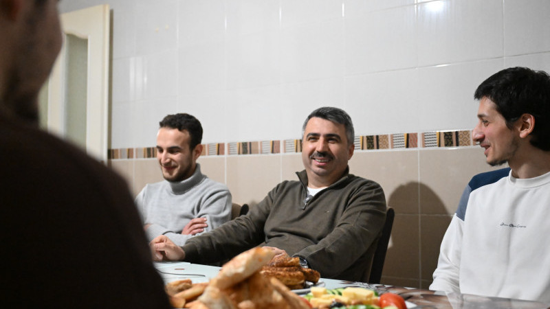 Başkan Yılmaz sahuru gençlerle yaptı