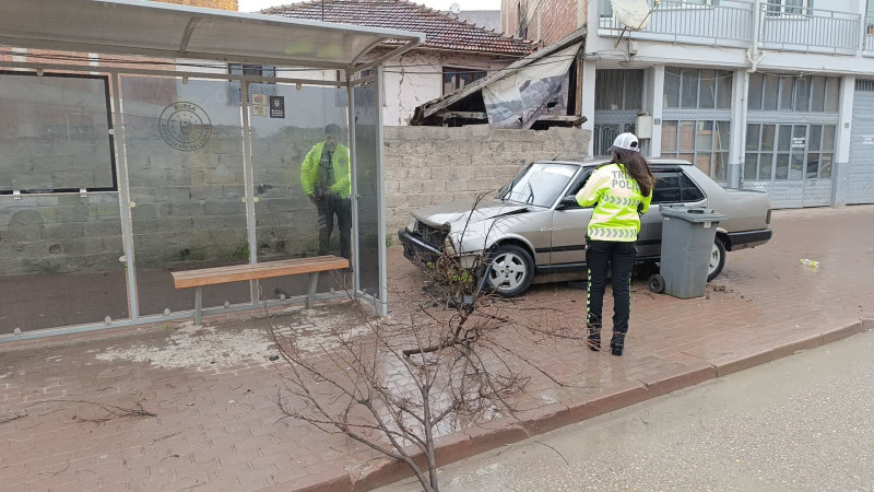 'Dur' ihtarına uymayan ehliyetsiz sürücü durağa çarptı