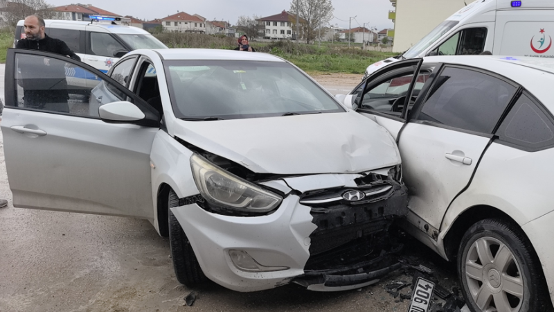 İnegöl'de kontrolden çıkan otomobil park halindeki araçlara çarptı