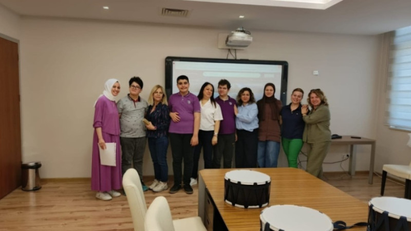 Nilüfer Şehitler Ortaokulu'nda Özel Eğitim Öğrencilerinden Anlamlı Anneler Günü Kutlaması
