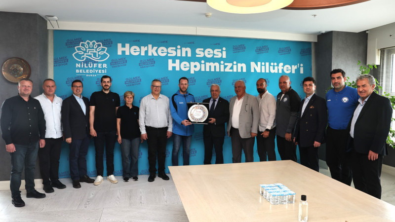 Hentbolcular başarılarını Başkan Şadi Özdemir’le paylaştı