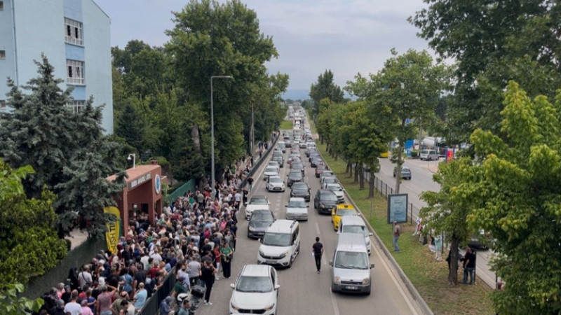 Bursa'da YKS öncesi trafik yoğunluğu öğrencilere zor anlar yaşattı
