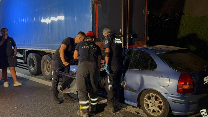 Kamyonun altına giren otomobilde can pazarı